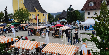 Der Hauptplatz mit den Ständen © Alexander Schatek