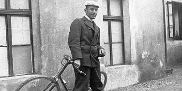 Der Bicyclist aus dem Jahr 1899 war der Dorfschullehrer und Großvater von Alexander Schatek