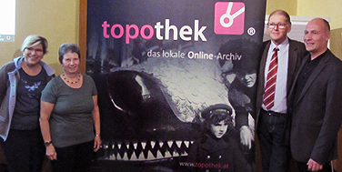 Eröffnung der Topothek Reisenberg mit Ilona Biedermann-Schmidt (Dorferneuerung), Margarete Püler (Topothekarin), Bgm. Josef Sam, Alexander Schatek (Topothek)